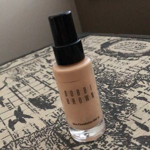 Bobbi Brown Skin Foundation SPF 15, shade beige